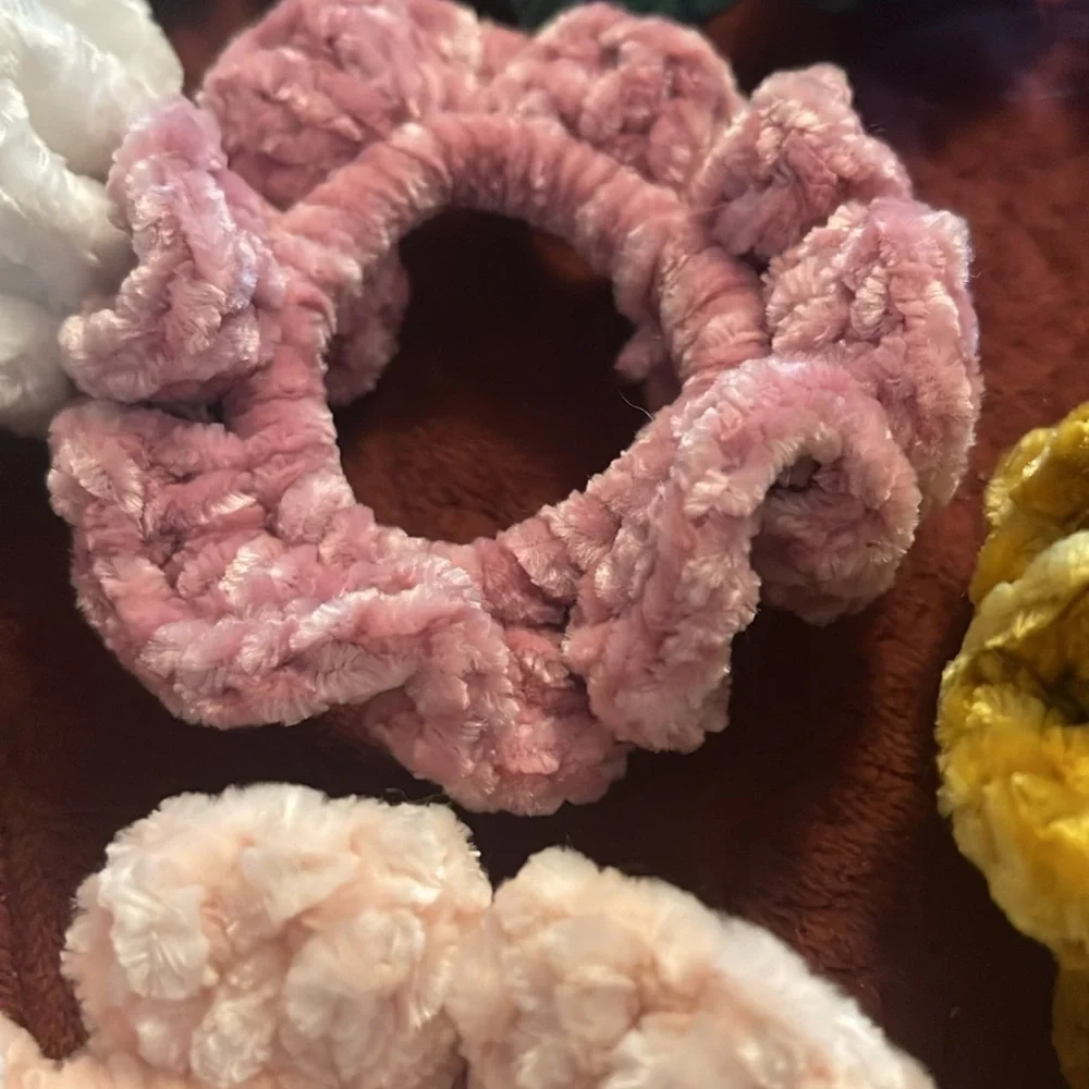 11 New Scrunchies‎ HANDMADE WITH VELVET YARN BY THE VELVET BUNNY SITE. Ponytail.